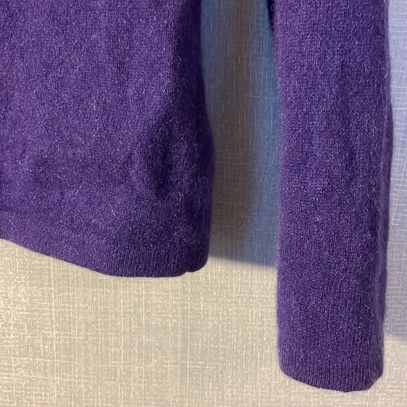 LORD & TAYLOR 100% Cashmere Turtleneck - Picture 6 of 7